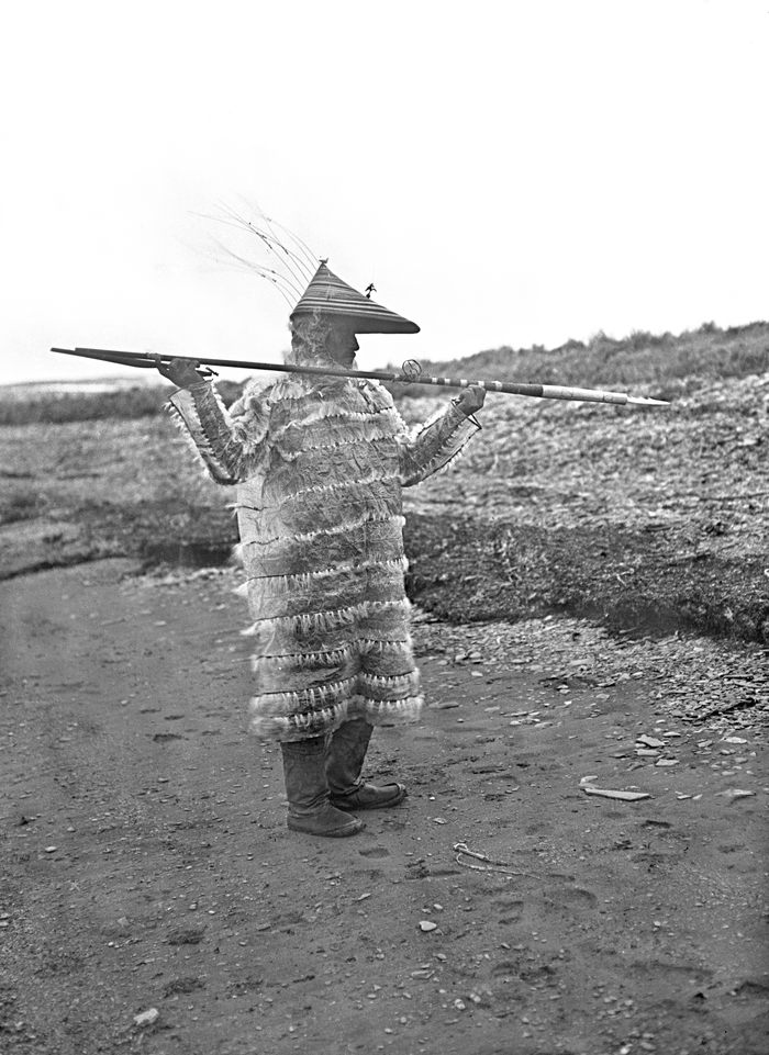 Мужчина в охотничьем костюме. Алеуты. Алеутские острова, остров Умнак, село Никольское. Поступила от Владимира Ильича Иохельсона, снимок сделан 16 апреля 1910 года