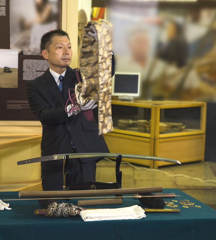 Господин Симада Нобуо, член Совета директоров Общества по сохранению художественного японского меча, дарит МАЭ РАН декоративные аксессуары для хранения меча тати